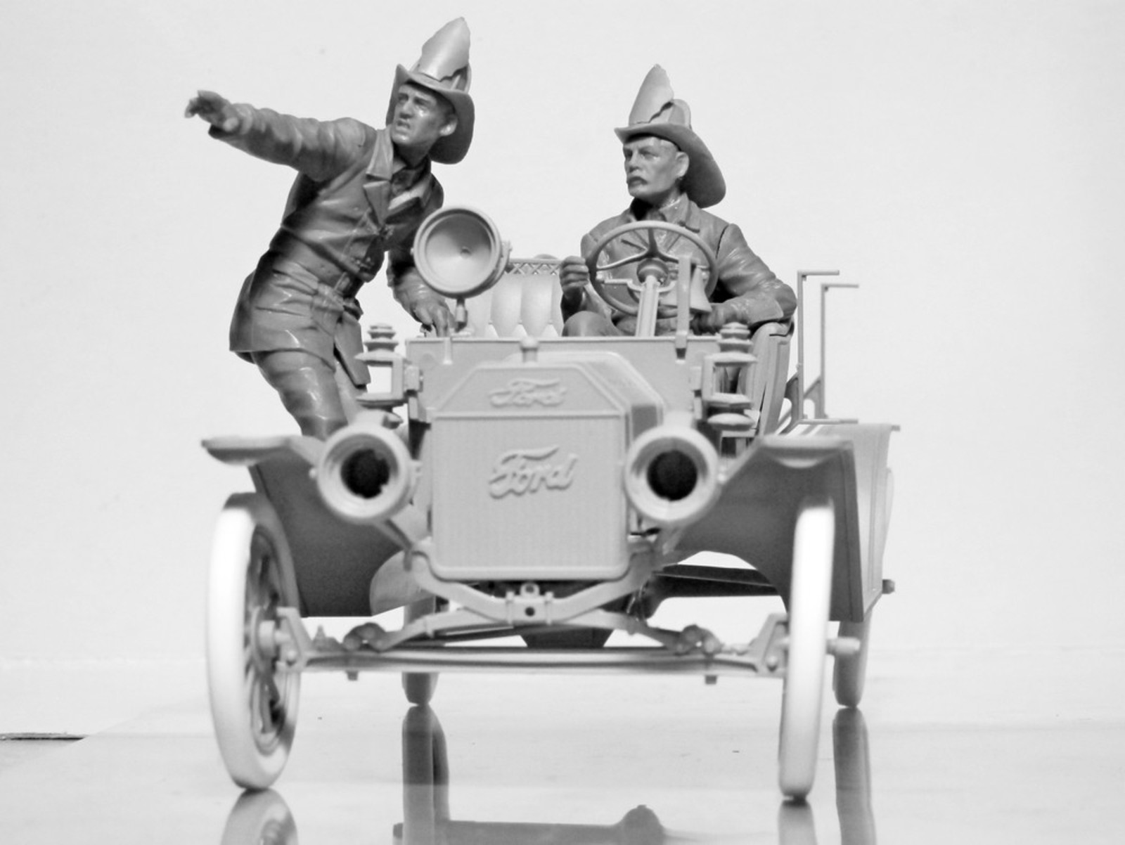 24017 Model T 1914 Fire Truck с экипажем 1:24 ICM