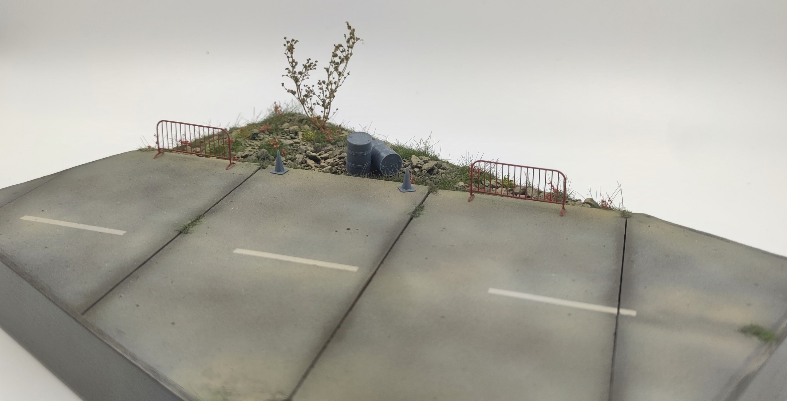 HE-48038 Подставка бетонка (бочки, ограждения в комплекте) Размер 29.5*20см