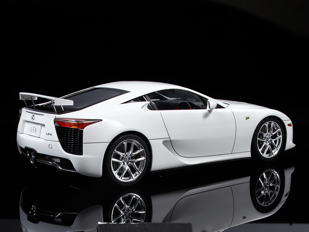 24319 Lexus LFA c набором фототравления Tamiya
