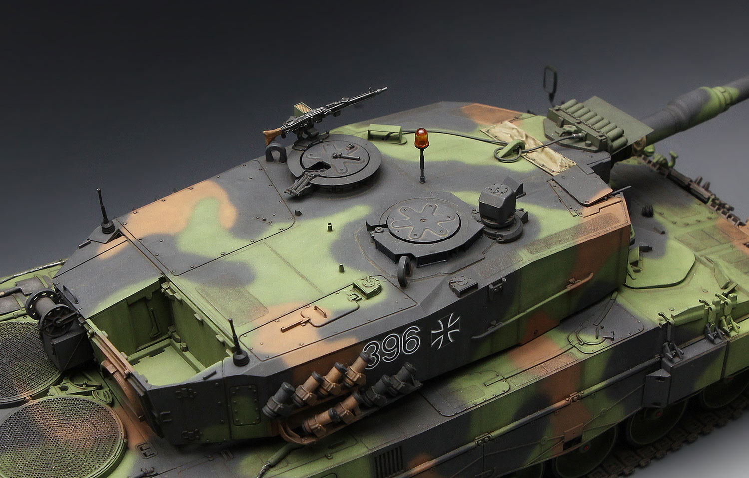 TS-016 GERMAN MAIN BATTLE TANK LEOPARD 2 A4 1/35 Meng