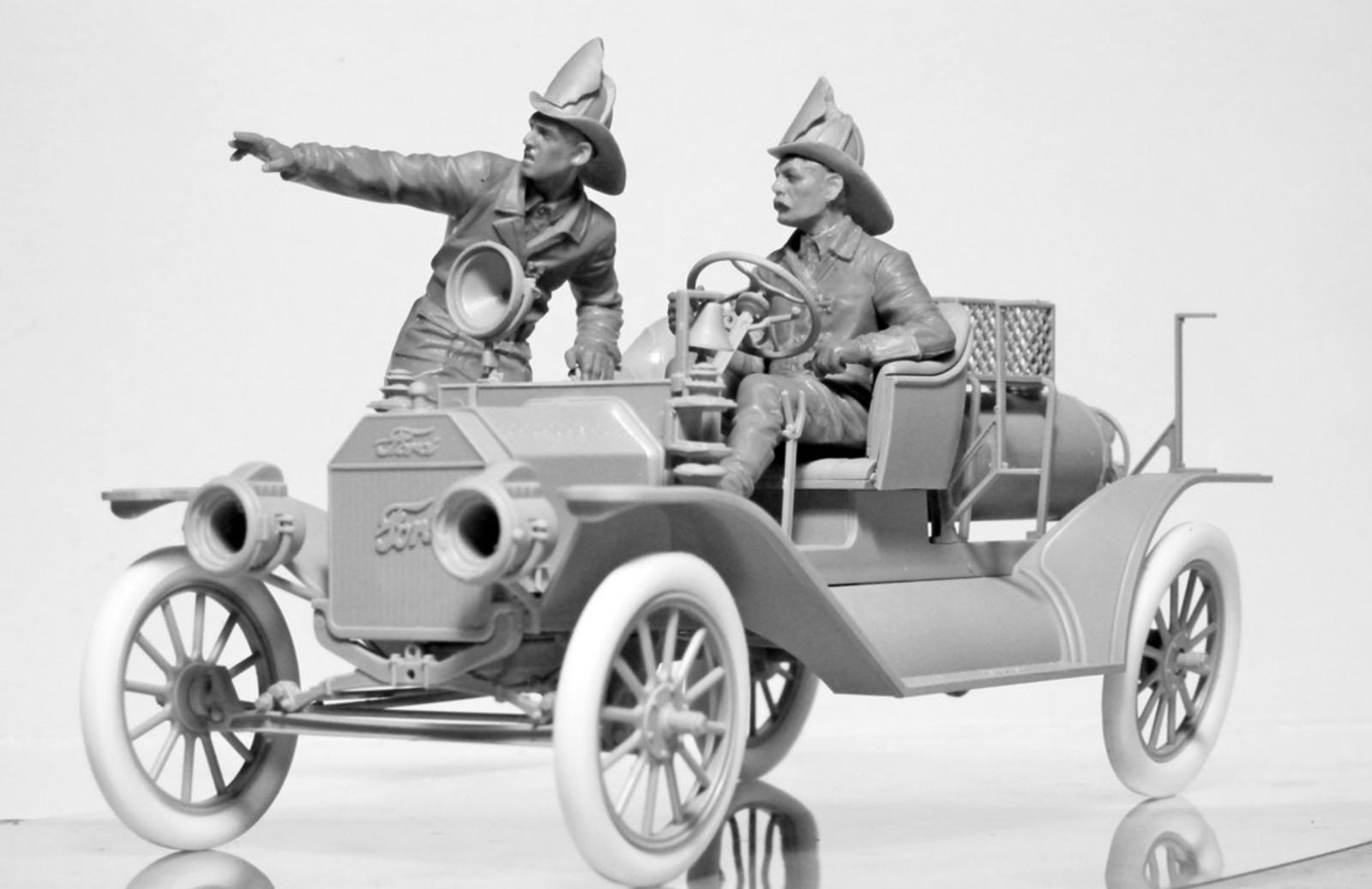 24017 Model T 1914 Fire Truck с экипажем 1:24 ICM