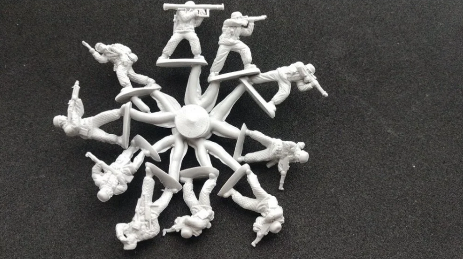 72121MR Фигуры German Paratroopers (Winter Uniform) Mars