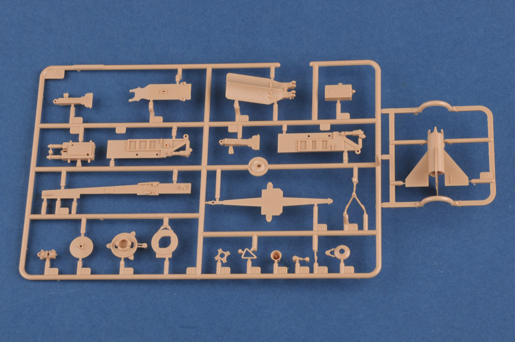 82933 Зенитная ракета на пусковой комплекса С-75 Sam-2 Missile with Launcher Cabin Hobby Boss